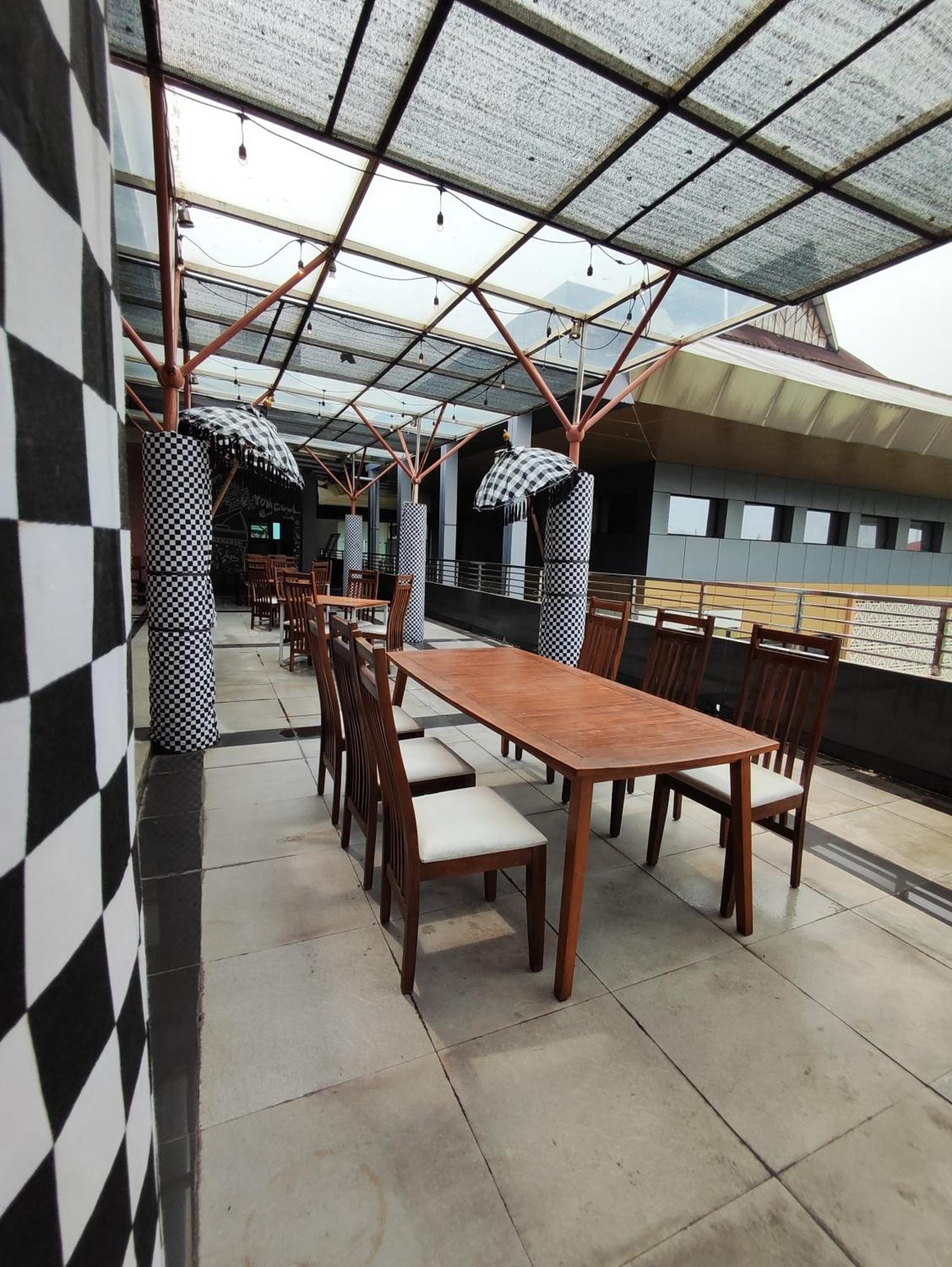 Capital O 1571 Utc Hotel Semarang Exterior foto