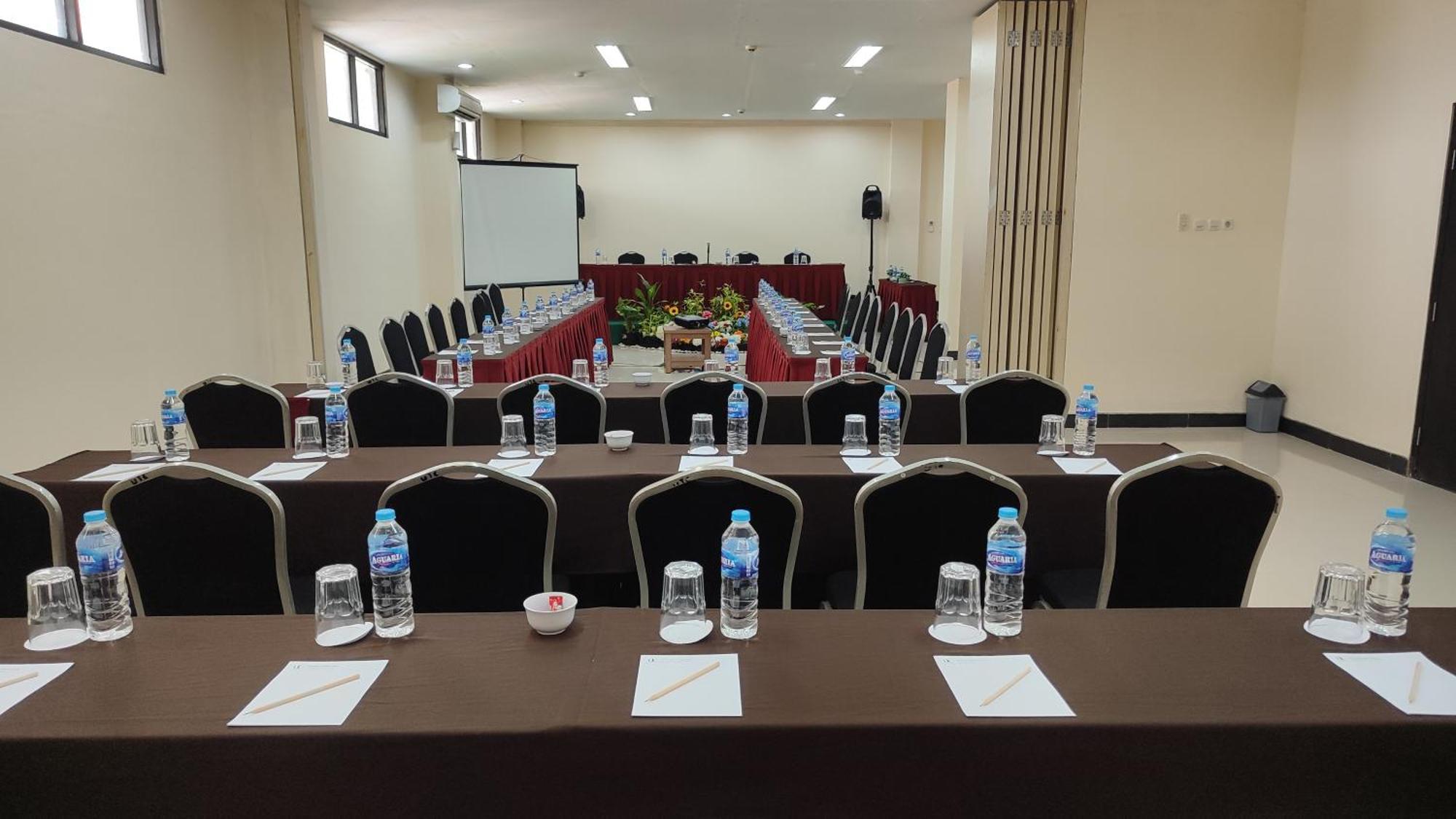 Capital O 1571 Utc Hotel Semarang Exterior foto