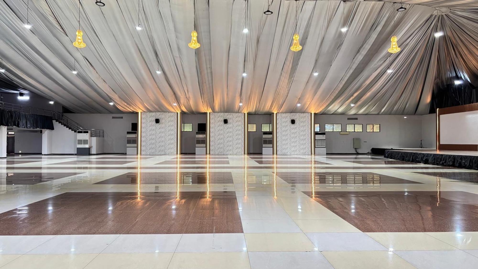 Capital O 1571 Utc Hotel Semarang Exterior foto