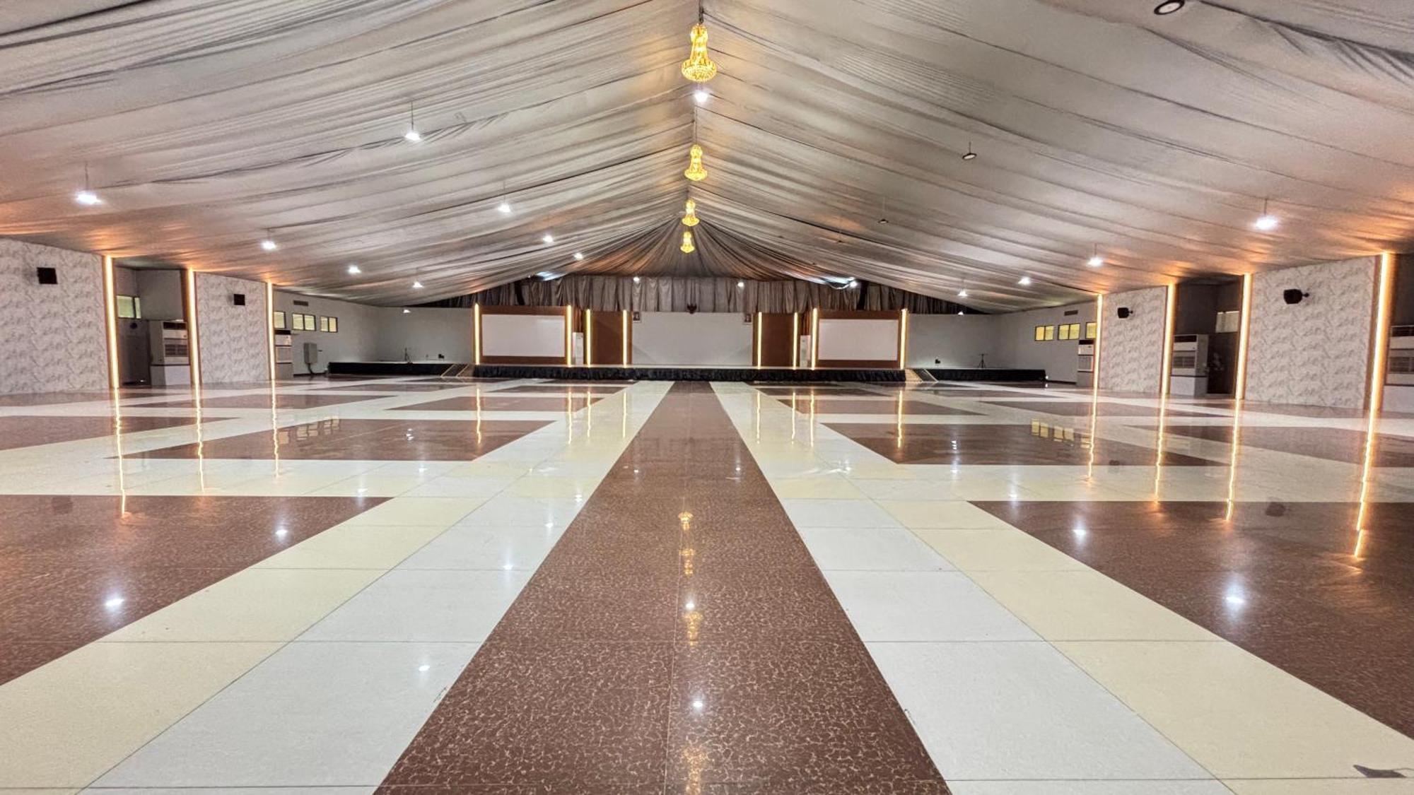 Capital O 1571 Utc Hotel Semarang Exterior foto