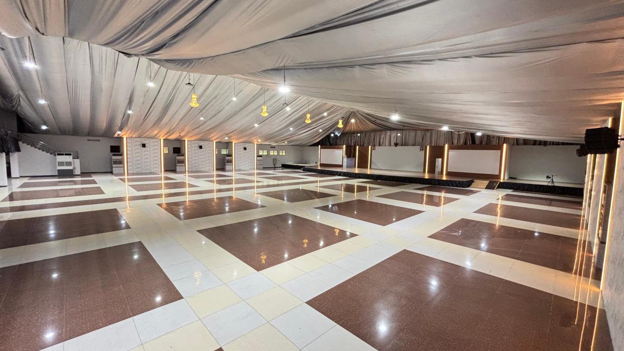 Capital O 1571 Utc Hotel Semarang Exterior foto
